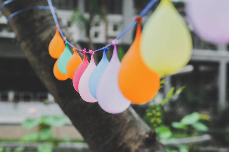 Ballonnen aan een touw als spel bij een tuinfeest