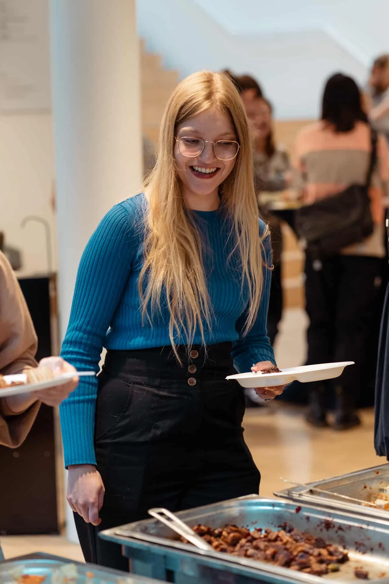 Lachende vrouw bij Indonesische catering