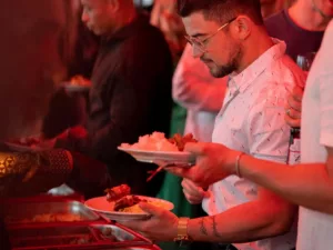 Mensen scheppen Indische catering op