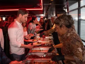 TheUrbanGymGroup-192 Mensen scheppen eten op hun bord bij een Indische catering